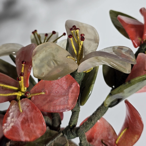 Source Unknown Red and Cream Glass Art Floral Display - Picture 13 of 15